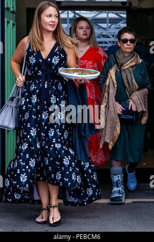 Lewes, Regno Unito. Il 14 agosto 2018. Giovani appassionati di opera arrivano di Lewes, nel Sussex, lungo il tragitto per il teatro dell'opera Glyndebourne per vedere una performance di Vanessa. Credito: Concedere Rooney/Alamy Live News Foto Stock