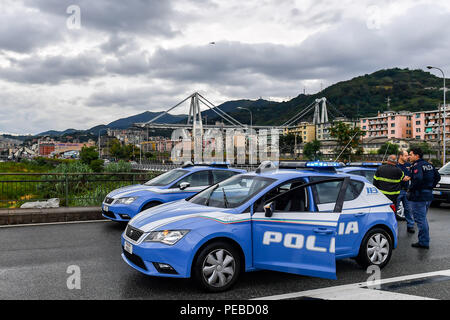 Genova. 14 Ago, 2018. Foto scattata sul 14 agosto 2018 mostra una parzialmente crollata bridge a Genova, Italia. Costruito negli anni sessanta, il ponte Morandi è un importante collegamento per il porto della città di Genova. Credito: Alberto Lingria/Xinhua/Alamy Live News Foto Stock