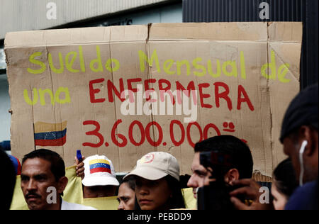 Valencia, Carabobo, Venezuela. 14 Ago, 2018. Agosto 14, 2018. Gli infermieri hanno annunciato per andare a protestare nel Palazzo Miraflores, dove presidente venezuelano, Nicolás Maduro, spedizioni. Essi hanno già trascorso 51 giorni di protesta e di non ottenere una risposta da parte del governo. Al tempo stesso hanno denunciato ancora una volta le cattive condizioni di lavoro, la carenza di medicinali e forniture mediche. Il poster dice: ''monthly stipendio di un infermiere 3. 600.000, oo'' ( US $ 0,64 nel mercato nero). A Valencia, Carabobo stato. Foto: Juan Carlos Hernandez Credito: Juan Carlos Hernandez/ZUMA filo/Alamy Live News Foto Stock