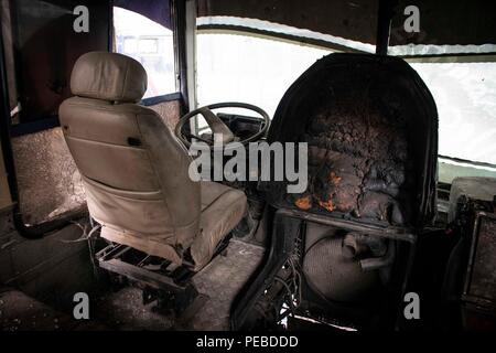 10 agosto 2018, Venezuela, Caracas: vista dell'interno di un bus che utilizzato per essere parte della rete dei trasporti pubblici. Molti autobus non può essere riparato a causa della mancanza di parti di ricambio in crisi in Venezuela. Alcune linee di autobus sono stati annullati. A causa della manutenzione del precedente miliardi di dollari di sovvenzioni, la benzina è ancora più conveniente di acqua in Venezuela. Tuttavia, il carburante è presto per essere venduti a prezzi internazionali. Il Venezuela ha a lungo sofferto di una grave crisi economica e di crisi di approvvigionamento. Il paese con il più grande del mondo di riserve di petrolio sta lottando con iperinflazione, il che significa che il prezzo Foto Stock