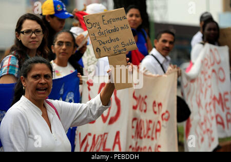 Valencia, Carabobo, Venezuela. 14 Ago, 2018. Agosto 14, 2018. Gli infermieri hanno annunciato per andare a protestare nel Palazzo Miraflores, dove presidente venezuelano, Nicolás Maduro, spedizioni. Essi hanno già trascorso 51 giorni di protesta e di non ottenere una risposta da parte del governo. Al tempo stesso hanno denunciato ancora una volta le cattive condizioni di lavoro, la carenza di medicinali e forniture mediche. Il poster dice: " Io sono un infermiere e mi difendere i miei diritti per un salario dignitoso''. A Valencia, Carabobo stato. Foto: Juan Carlos Hernandez Credito: Juan Carlos Hernandez/ZUMA filo/Alamy Live News Foto Stock