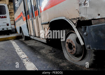 10 agosto 2018, Venezuela, Caracas: un bus con una piastra sorge su una vasta area. Molti autobus non può essere riparato a causa della mancanza di parti di ricambio in crisi in Venezuela. Alcune linee di autobus sono stati annullati. A causa della manutenzione del precedente miliardi di dollari di sovvenzioni, la benzina è ancora più conveniente di acqua in Venezuela. Tuttavia, il carburante è presto per essere venduti a prezzi internazionali. Il Venezuela ha a lungo sofferto di una grave crisi economica e di crisi di approvvigionamento. Il paese con il più grande del mondo di riserve di petrolio sta lottando con iperinflazione, il che significa che i prezzi sono cresciuti in modo vertiginoso e denaro è rapidamente l Foto Stock