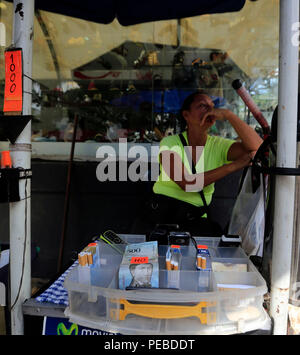 Valencia, Carabobo, Venezuela. 14 Ago, 2018. Agosto 14, 2018. I mercanti informale e i trasportatori si rifiutano di accettare 100 e 500 bolivares bollette di circolazione legale, prima della chiusura della entrata in vigore per il prossimo 20 di questo mese il nuovo cono monetaria, che devono coesistere con la moneta corrente di diffusione nazionale. Maduunci" che hanno tolto cinque zerosÃŠ alla corrente in moneta nazionale. A Valencia, Carabobo stato. Foto: Juan Carlos Hernandez Credito: Juan Carlos Hernandez/ZUMA filo/Alamy Live News Foto Stock