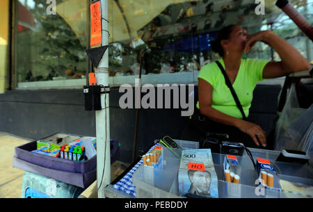 Valencia, Carabobo, Venezuela. 14 Ago, 2018. Agosto 14, 2018. I mercanti informale e i trasportatori si rifiutano di accettare 100 e 500 bolivares bollette di circolazione legale, prima della chiusura della entrata in vigore per il prossimo 20 di questo mese il nuovo cono monetaria, che devono coesistere con la moneta corrente di diffusione nazionale. Maduunci" che hanno tolto cinque zerosÃŠ alla corrente in moneta nazionale. A Valencia, Carabobo stato. Foto: Juan Carlos Hernandez Credito: Juan Carlos Hernandez/ZUMA filo/Alamy Live News Foto Stock