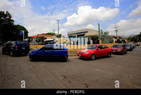 Valencia, Carabobo, Venezuela. 14 Ago, 2018. Agosto 14, 2018. I prezzi della benzina in Venezuela sarà elevata a prezzi internazionali perché ''Abbiamo praticamente darlo, '' ha detto il Presidente Nicol''¡s Maduro, quando ha fatto l'annuncio teletrasmessa. e per questo gli abitanti sarà sovvenzionato per due anni. Condizionato al fatto che i veicoli devono essere registrati e i loro proprietari registrati nella loro carta d identità nazionale. Che non è stato eseguito dagli oppositori della Maduro perché è considerato incostituzionale. A Valencia, Carabobo membro foto: Juan Carlos Hernandez (Cr Foto Stock