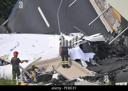 Genova, Italia. 14 ago 2018. Genova, il ponte Morandi collassa Credit: Indipendente Photo Agency Srl/Alamy Live News Foto Stock