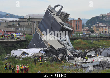 Genova, Italia. 14 ago 2018. Genova, il ponte Morandi collassa Credit: Indipendente Photo Agency Srl/Alamy Live News Foto Stock