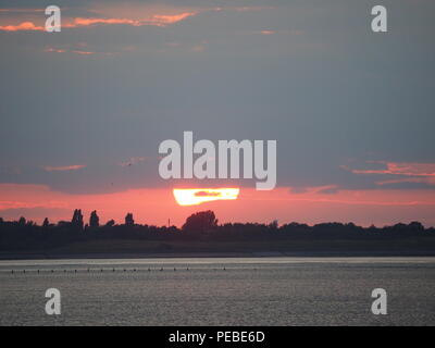 Sheerness, Kent, Regno Unito. 14 Ago, 2018. Regno Unito Meteo: il tramonto a Sheerness, Kent. Credito: James Bell/Alamy Live News Foto Stock