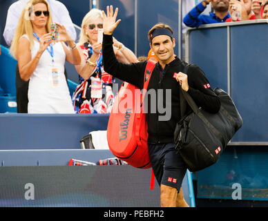 Mason, Ohio, Stati Uniti d'America. Agosto 14, 2018: Roger Federer (SUI) onde per la folla prima di affrontare Peter Gojowczyc (GER) a sud occidentali in aperto Mason, Ohio, Stati Uniti d'America. Brent Clark/Alamy Live News Foto Stock