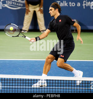 Mason, Ohio, Stati Uniti d'America. Agosto 14, 2018: Roger Federer (SUI) colpisce la palla a Peter Gojowczyk (GER) a sud occidentali in aperto Mason, Ohio, Stati Uniti d'America. Brent Clark/Alamy Live News Foto Stock