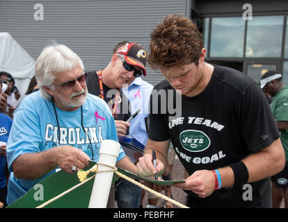 Landover, Stati Uniti d'America. 13 Ago, 2018. New York getti quarterback Sam Darnold (14), a destra, segni un autografo per un ventilatore non identificato dopo aver partecipato a una formazione comune pratica di camp con Washington Redskins a Washington Redskins Bon Secours Training Facility a Richmond, Virginia, Lunedì 13 Agosto, 2018. Credito: Ron Sachs/CNP (restrizione: NO New York o New Jersey o giornali quotidiani nel raggio di 75 miglia da New York City) | utilizzo del credito in tutto il mondo: dpa/Alamy Live News Foto Stock