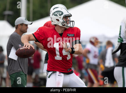 Landover, Stati Uniti d'America. 13 Ago, 2018. New York getti quarterback Sam Darnold (14) guarda per un ricevitore come egli partecipa a una formazione comune pratica di camp con Washington Redskins a Washington Redskins Bon Secours Training Facility a Richmond, Virginia, Lunedì 13 Agosto, 2018. Credito: Ron Sachs/CNP (restrizione: NO New York o New Jersey o giornali quotidiani nel raggio di 75 miglia da New York City) | utilizzo del credito in tutto il mondo: dpa/Alamy Live News Foto Stock