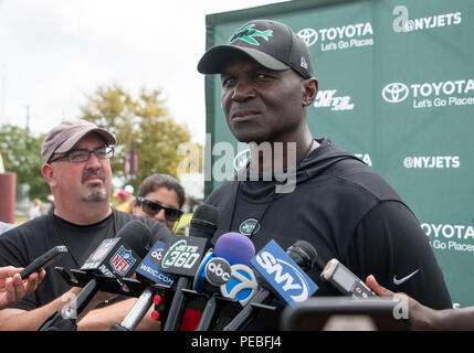 Landover, Stati Uniti d'America. 13 Ago, 2018. New York getti head coach Todd Bowles incontra i giornalisti dopo che il suo team ha partecipato a una formazione comune pratica di camp con Washington Redskins a Washington Redskins Bon Secours Training Facility a Richmond, Virginia, Lunedì 13 Agosto, 2018. Credito: Ron Sachs/CNP (restrizione: NO New York o New Jersey o giornali quotidiani nel raggio di 75 miglia da New York City) | utilizzo del credito in tutto il mondo: dpa/Alamy Live News Foto Stock