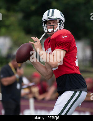 Landover, Stati Uniti d'America. 13 Ago, 2018. New York getti quarterback Josh McCown (15) guarda per un ricevitore come egli partecipa a una formazione comune pratica di camp con Washington Redskins a Washington Redskins Bon Secours Training Facility a Richmond, Virginia, Lunedì 13 Agosto, 2018. Credito: Ron Sachs/CNP (restrizione: NO New York o New Jersey o giornali quotidiani nel raggio di 75 miglia da New York City) | utilizzo del credito in tutto il mondo: dpa/Alamy Live News Foto Stock