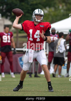 Landover, Stati Uniti d'America. 13 Ago, 2018. New York getti quarterback Sam Darnold (14) guarda per un ricevitore come egli partecipa a una formazione comune pratica di camp con Washington Redskins a Washington Redskins Bon Secours Training Facility a Richmond, Virginia, Lunedì 13 Agosto, 2018. Credito: Ron Sachs/CNP (restrizione: NO New York o New Jersey o giornali quotidiani nel raggio di 75 miglia da New York City) | utilizzo del credito in tutto il mondo: dpa/Alamy Live News Foto Stock