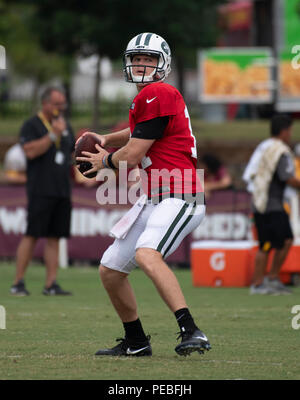 Landover, Stati Uniti d'America. 13 Ago, 2018. New York getti quarterback Sam Darnold (14) guarda per un ricevitore come egli partecipa a una formazione comune pratica di camp con Washington Redskins a Washington Redskins Bon Secours Training Facility a Richmond, Virginia, Lunedì 13 Agosto, 2018. Credito: Ron Sachs/CNP (restrizione: NO New York o New Jersey o giornali quotidiani nel raggio di 75 miglia da New York City) | utilizzo del credito in tutto il mondo: dpa/Alamy Live News Foto Stock