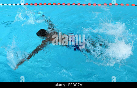 Hannover, Germania. 10 Ago, 2018. Un giovane uomo impara a nuotare in Foessebad piscina. Credito: Holger Hollemann/dpa/Alamy Live News Foto Stock