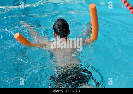 Hannover, Germania. 10 Ago, 2018. Un giovane uomo impara a nuotare con il supporto di un aiuto di nuoto nel Foessebad piscina. Credito: Holger Hollemann/dpa/Alamy Live News Foto Stock