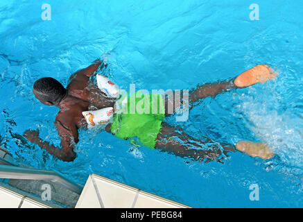 Hannover, Germania. 10 Ago, 2018. Con il supporto di un nuoto aiuto un giovane uomo impara a nuotare in Foessebad piscina. Credito: Holger Hollemann/dpa/Alamy Live News Foto Stock