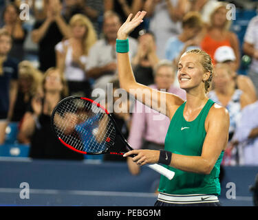 Mason, Ohio, Stati Uniti d'America. Agosto 14, 2018: Petra KVITOVA (CZE) celebra la sua vittoria su Serena Williams (USA) a sud occidentali in aperto Mason, Ohio, Stati Uniti d'America. Brent Clark/Alamy Live News Foto Stock