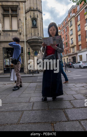 Ragazza asiatica utilizzando l'ipad per navigare intorno a parigi, francia Foto Stock