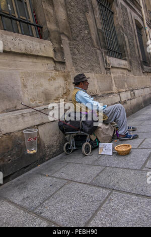 Senzatetto a mendicare per le strade di Parigi, Francia Foto Stock