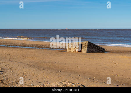 Costa del Mare del Nord in Caister-on-Sea, Norfolk, Inghilterra, Regno Unito - con un vecchio bunker sulla spiaggia Foto Stock