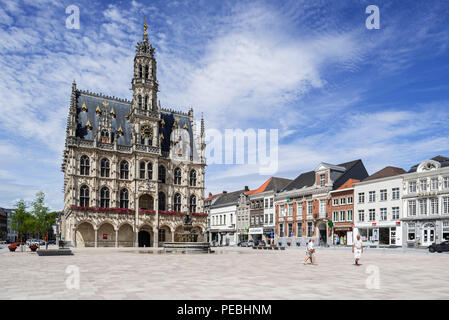 Secolo XVI Municipio / municipio e torre campanaria di Oudenaarde in stile gotico fiorito, Fiandre Orientali, Belgio Foto Stock