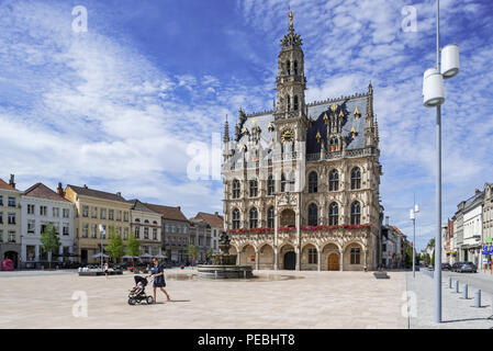 Secolo XVI Municipio / municipio e torre campanaria di Oudenaarde in stile gotico fiorito, Fiandre Orientali, Belgio Foto Stock