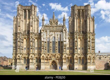 Cattedrale di Wells, fronte ovest, il cielo blu con nuvole soffici. Foto Stock