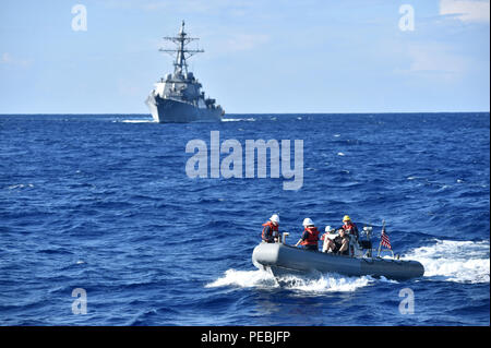 151130-N-XT273-265 mare mediterraneo (nov. 30, 2015) marinai condurre piccole operazioni in barca a bordo della USS Ross (DDG 71 nov. 30, 2015. Ross, un Arleigh Burke-class guidato-missile distruttore, distribuito a Rota, Spagna, è in conduzione naval una pattuglia di routine negli Stati Uniti Sesta flotta area di operazioni a sostegno degli Stati Uniti per gli interessi di sicurezza nazionali in Europa. (U.S. Foto di Marina di Massa lo specialista di comunicazione 2a classe Justin Stumberg/rilasciato) Foto Stock