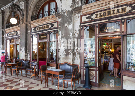 Facciata esterna Caffe Florian, Piazza San Marco, San Marco, Venezia, Veneto, Italia. Aperto nel 1720, è il caffè più antico d'Italia. Persone all'interno Foto Stock