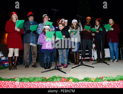 L'Aviano teatro comunitario canta Canti di vacanza durante la vacanza annuale di illuminazione della struttura evento, dal 1 dicembre 2015, presso la base aerea di Aviano, Italia. Santa Claus, la sig.ra Claus, helper elfi e altre celebrità vacanze fatto una comparsa e posato con i bambini per le foto. (U.S. Air Force foto di Senior Airman Austin Harvill/rilasciato) Foto Stock