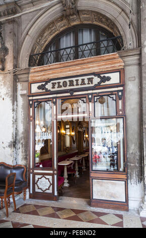 Facciata esterna Caffe Florian, Piazza San Marco, San Marco, Venezia, Veneto, Italia, aperto nel 1720 e il più antico caffè d'Italia, vista sull'interno Foto Stock