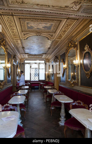 Interno del caffè Florian, Piazza San Marco, San Marco, Venezia, Italia con tavoli, affreschi e dipinti. Risalente al 1720, è il caffè più antico d'Italia Foto Stock