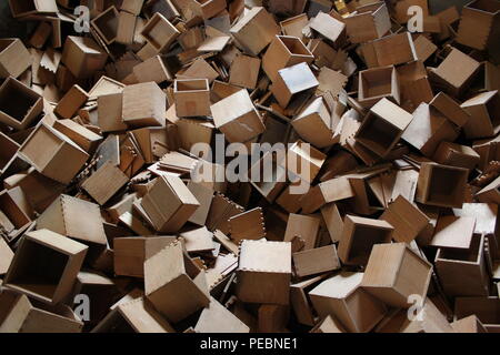 Enorme pila di piccole scatole di legno a manufatti architettonici in Chicago, Illinois. Foto Stock
