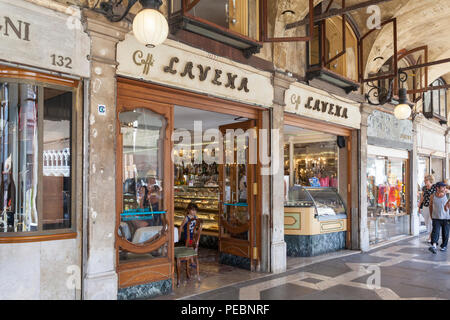 Caffè Lavena, Piazza San Marco, San Marco, Venezia, Veneto, Italia. L'entrata e la facciata esterna con porta aperta vista al bar e al ristorante. I turisti, cu Foto Stock