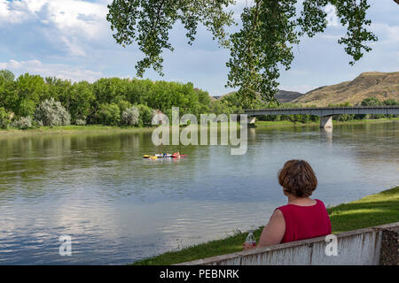 Visitatore godendo il tempo libero sul fiume Missouri argine a Fort Benton, Montana, USA Foto Stock