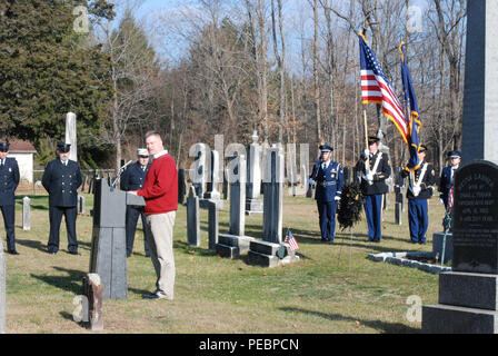 Stati Uniti Rappresentante Chris Gibson, un pensionato colonnello dell esercito e residente di Kinderhook, N.Y., parla nel corso di una cerimonia in onore di Presidente Martin Van Buren in olandese riformata nel cimitero di Kinderhook, N.Y., su dicembre 5, 2015 il 233rd anniversario dell'ottavo Presidente della nascita nel 1782. New York Army National Guard Brig. Gen. Raymond scudi, e il comando Sgt. Principali David Piwowarski deposto una corona dal presidente Barack Obama al luogo di sepoltura durante la cerimonia annuale. (NYS Divisione di militari e gli affari navali foto di Eric Durr/rilasciato) Foto Stock