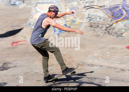 Giovane uomo lo skateboard in riva al fiume Fiume cantiere Skateboard Bowl, grande caduta, Montana, USA Foto Stock