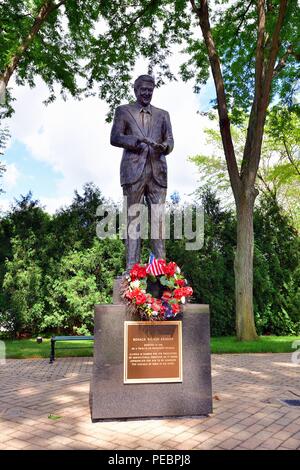 Dixon, Illinois, Stati Uniti d'America. Una statua per i motivi della fanciullezza home e la residenza di Ronald Reagan in Dixon, Illinois, Foto Stock