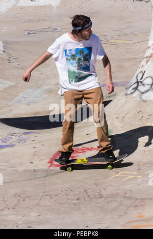 Giovane uomo lo skateboard in riva al fiume Fiume cantiere Skateboard Bowl, grande caduta, Montana, USA Foto Stock