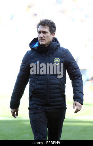 BUENOS AIRES, Argentina - Agosto 2018: Guillermo Barros Schelotto (DT del Boca) a piedi a destra i banchi sull'inizio della partita Foto Stock