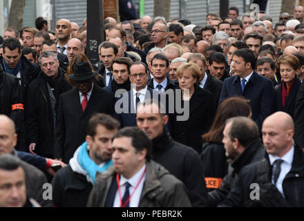 11 gennaio 2015 - Parigi, Francia: (L-R) maliano presidente Ibrahim Boubacar Keita, Presidente francese Francois Hollande, il cancelliere tedesco Angela Merkel, primo ministro italiano Matteo Renzi prendere parte in marzo a sostegno della libertà di espressione e di protesta contro il terrorismo nella capitale francese dopo tre giorni di terrore sinistra 17 morti. Quattro milioni di persone hanno manifestato in tutto il paese in un "arche Republicaine' (Repubblicano Marzo) celebra l'unità della nazione, di fronte a minacce terroristiche. La grande marche republicaine en Hommage aux victimes de l'attentat contre Charlie Hebdo un rassemble Foto Stock