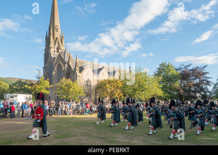 Ballater Scozia - 09 August, 2018: Ballater Pipe Band a giocare nella piazza del paese dopo i Giochi delle Highland a Ballater Scozia Foto Stock