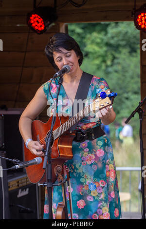 Conosciuta a livello internazionale per i velocissimi dita, haunting vocals e intricata storia canzoni, significa Maria James viaggi i generi folk-rock, musica bluegrass e blues. Significa Maria, un nativo della Florida ora basato a Nashville, cominciò la sua vita come un musical prodigyâ€"potrebbe leggere la musica prima di lei potrebbe leggere le parole e co-scritto canzoni all età di cinque anni. Dall'età di sette aveva dimestichezza con la chitarra, il banjo e violino, e divertire il pubblico attraverso gli Stati Uniti con il suo vocale e strumentale delle competenze. La sua vita è stata una lunga strada mostrano intervallati con TV, radio e film. Alla data ella svolge 11 strumenti ed è noto per la sua Foto Stock