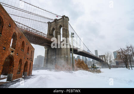 Il Ponte di Brooklyn in DUMBO, NYC subito dopo la tempesta di neve Grayson ha colpito nel gennaio 2018. Foto Stock