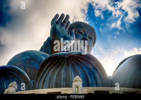 Basso angolo vista della statua di Buddha di Tian Tan, assiso su un fiore di loto, di Ngong Ping, Lantau Island, Hong Kong, Cina Foto Stock