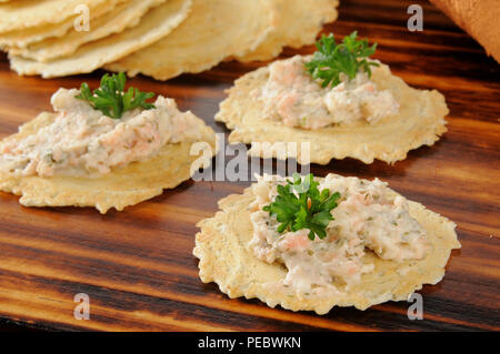 Salmone affumicato dip su croccante di sesamo crackers Foto Stock