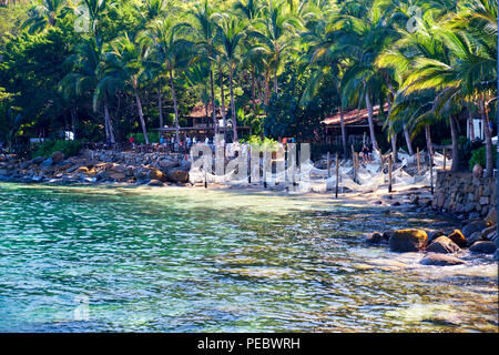 Amache e bar presso una spiaggia ritiro, Las Caletas, Jalisco, Messico Foto Stock